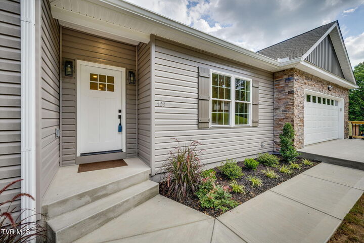 Property Photo: 129 Stratton Place TN 37663