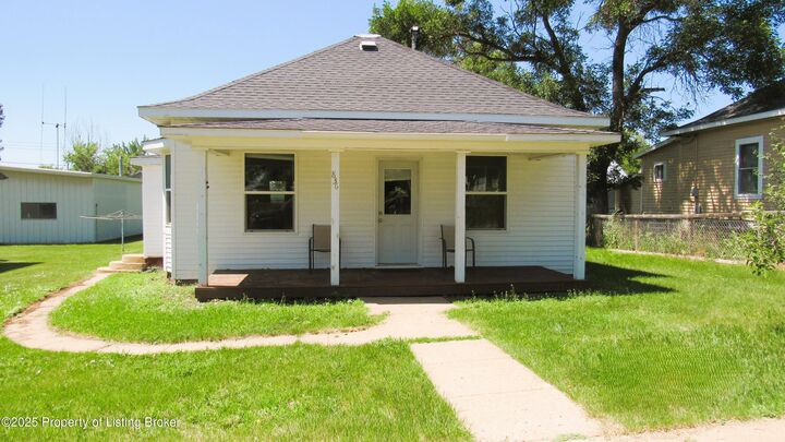 Property Photo: 836 1st Avenue E ND 58647