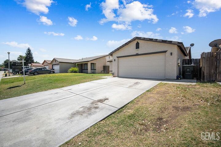 Property Photo: 541 Sunset Meadow Lane CA 93308