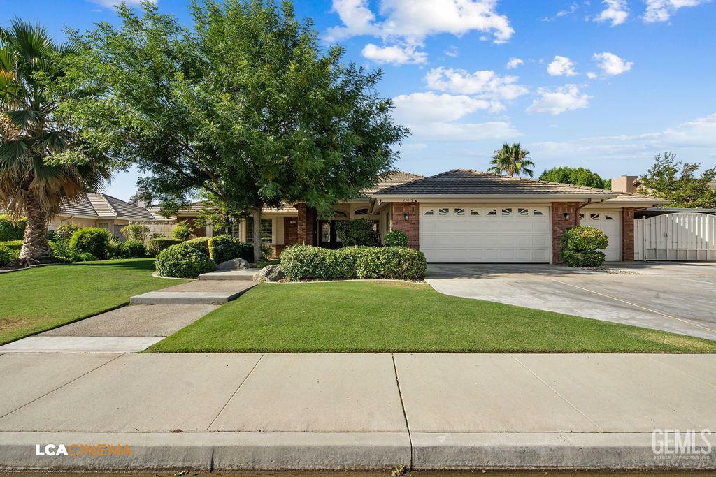 Property Photo: 13019 Queen Palm Court CA 93314