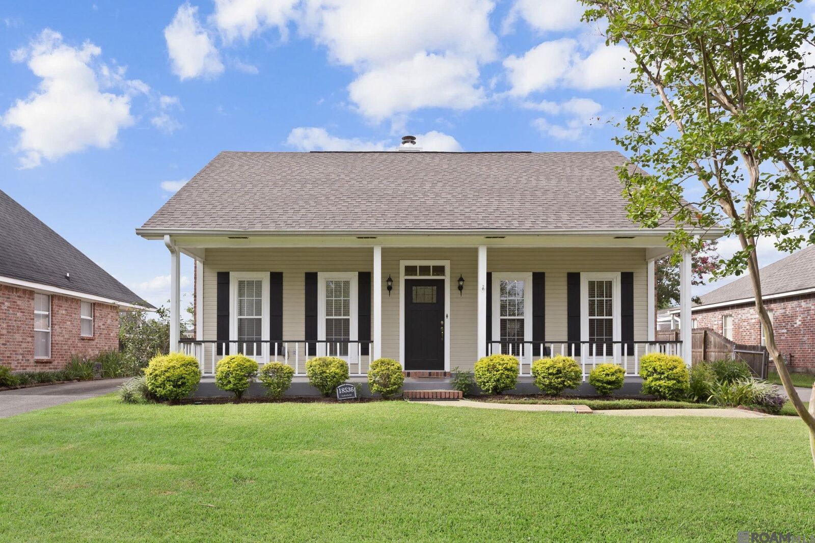 Property Photo: 18536 Lakefield Ave LA 70817