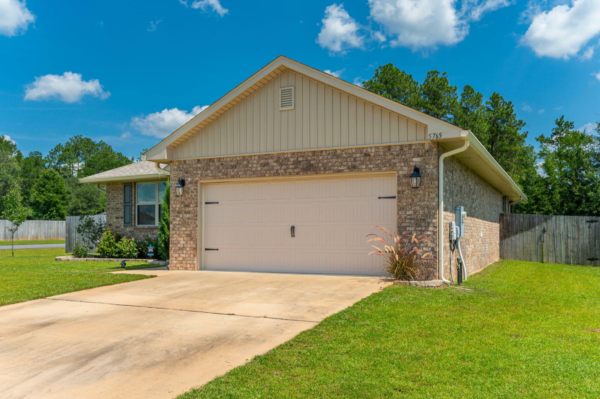 Property Photo: 5765 Marigold Loop FL 32539