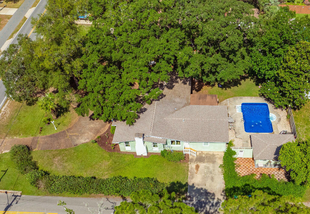 Property Photo: 420 Fairpoint Drive FL 32561