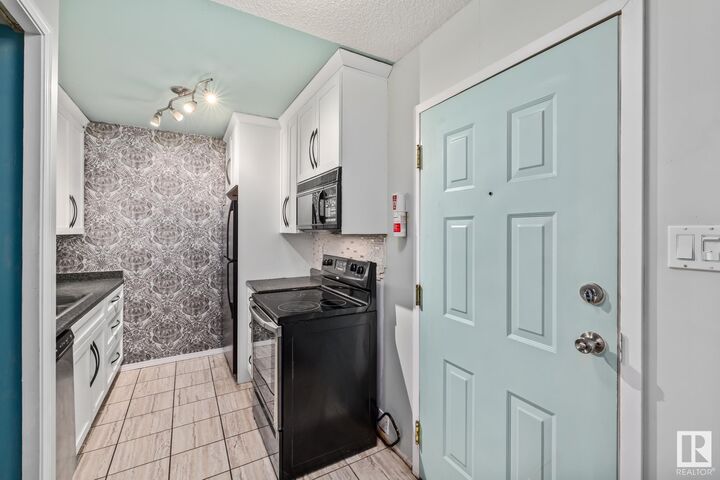 Property Photo:  10504 77 Avenue NW 202  AB T6E 1N1 