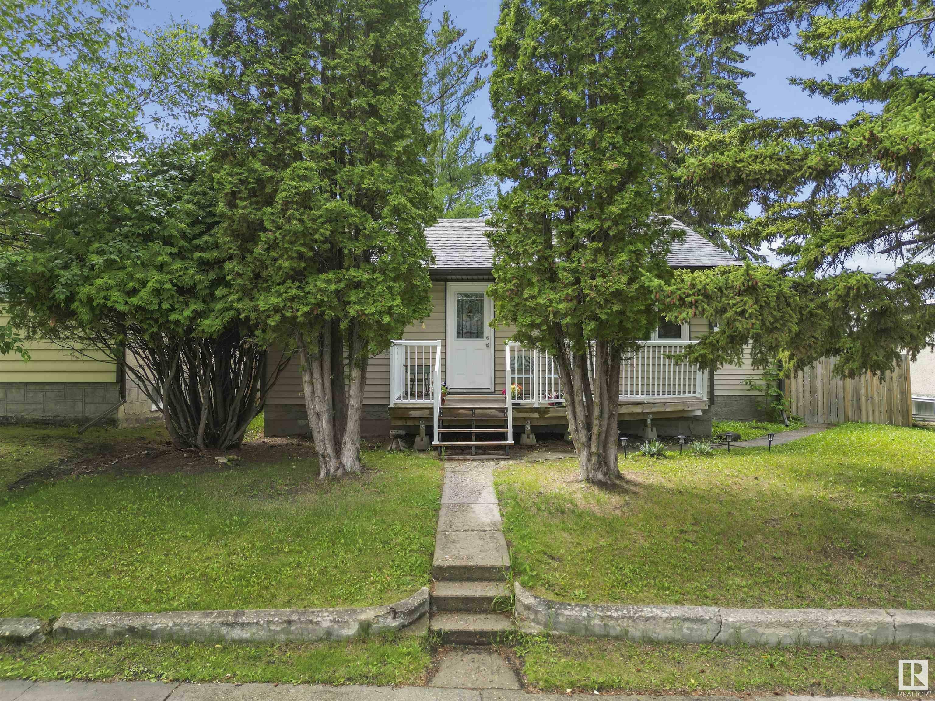 Photo de la propriété: 5036 45 Street AB T7A 1C1