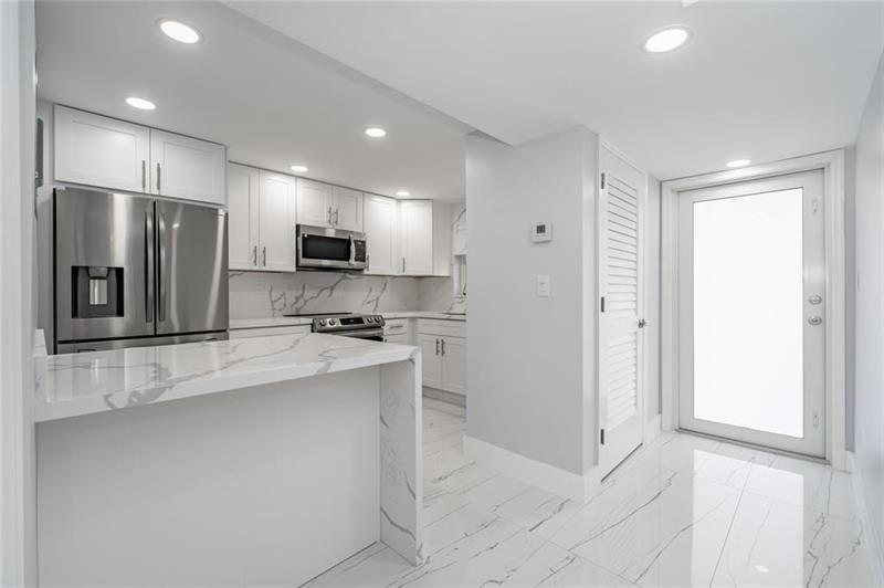 Property Photo: 361 S Hollybrook Dr 105 FL 33025