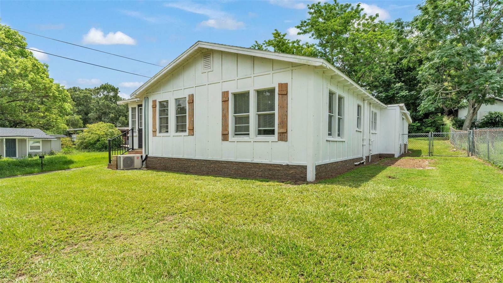 Property Photo: 301 Weaver Avenue FL 33853