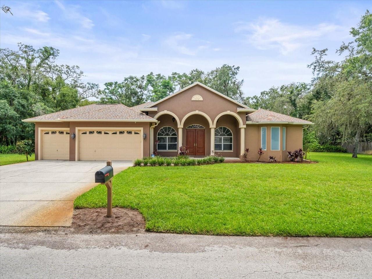 Property Photo:  2409 Heather Manor Lane  FL 33549 