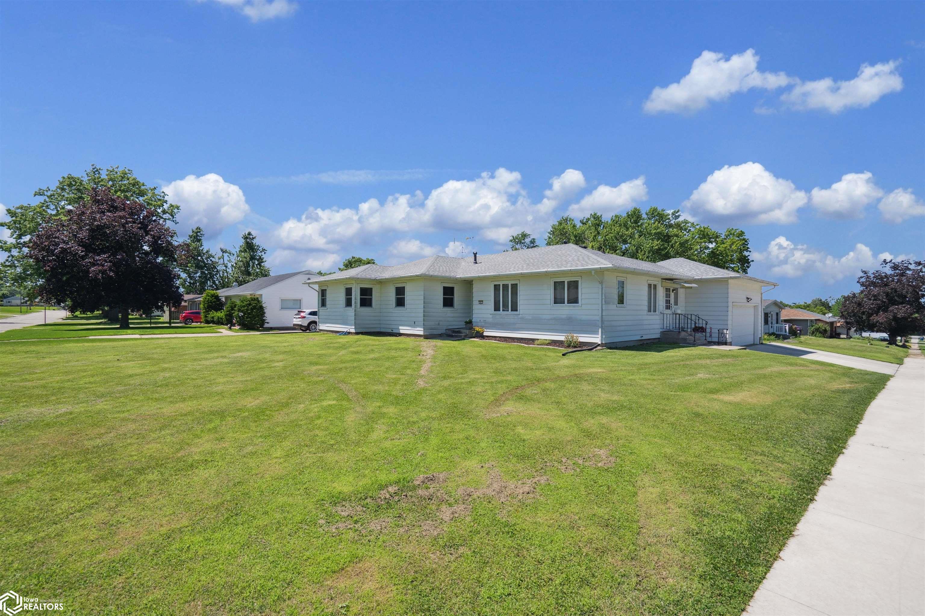 Property Photo: 401 Edgeland Drive IA 50158