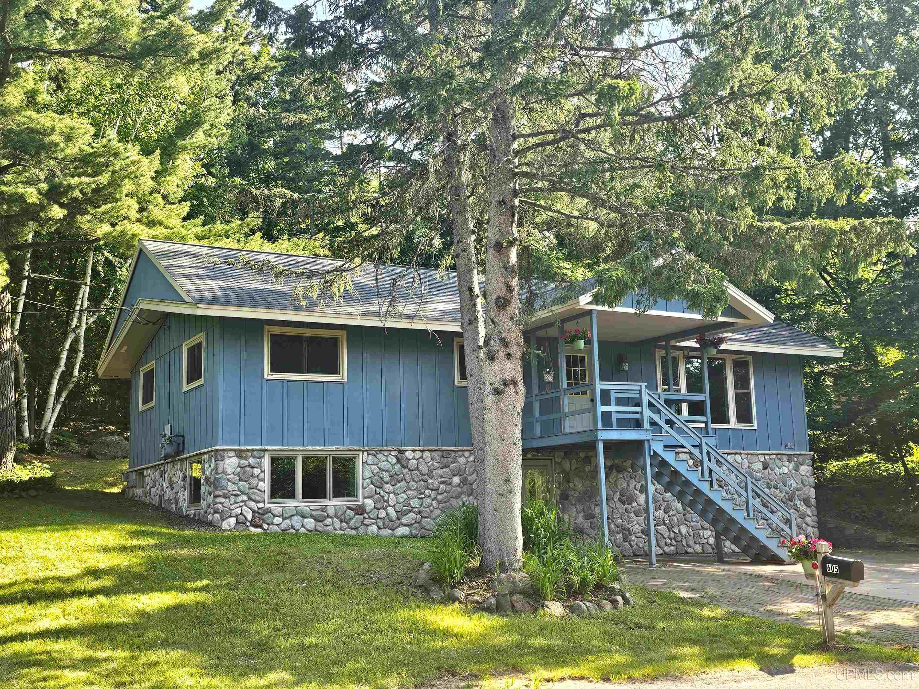 605 Sibley Avenue  Houghton MI 49931 photo