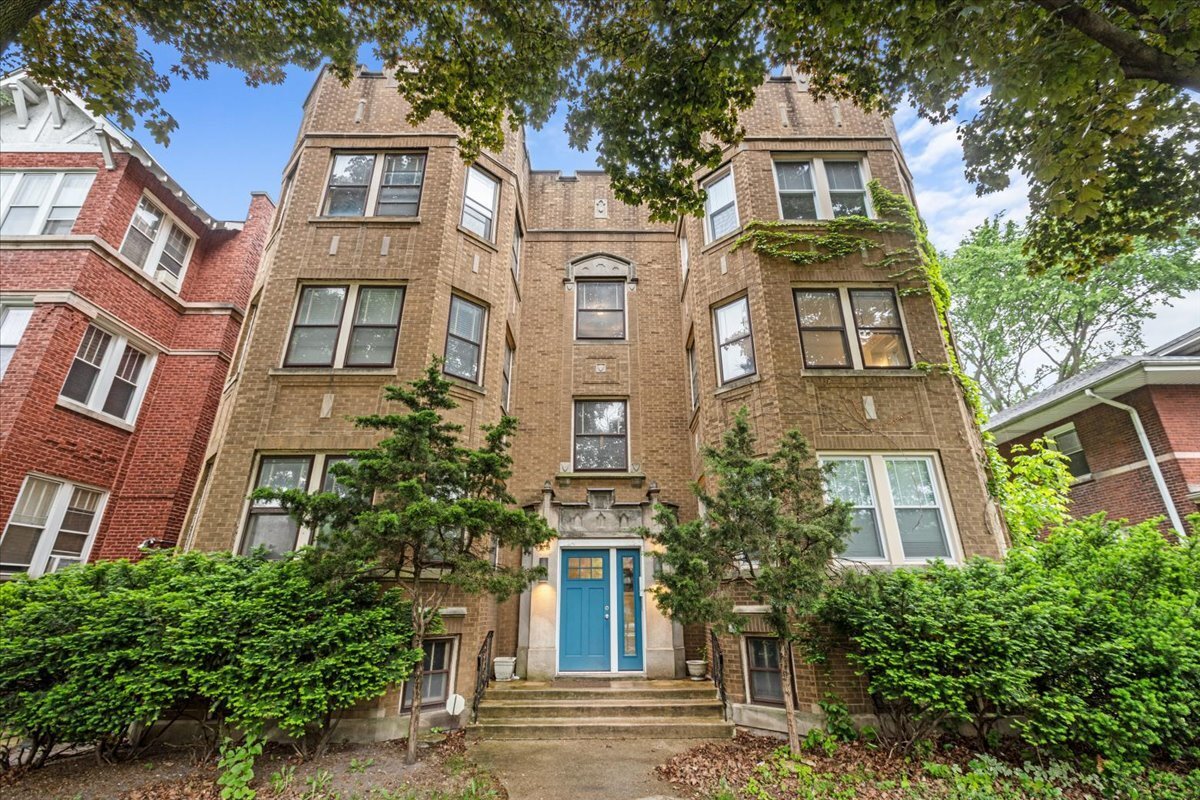 126 N Austin Boulevard 2N  Oak Park IL 60302 photo