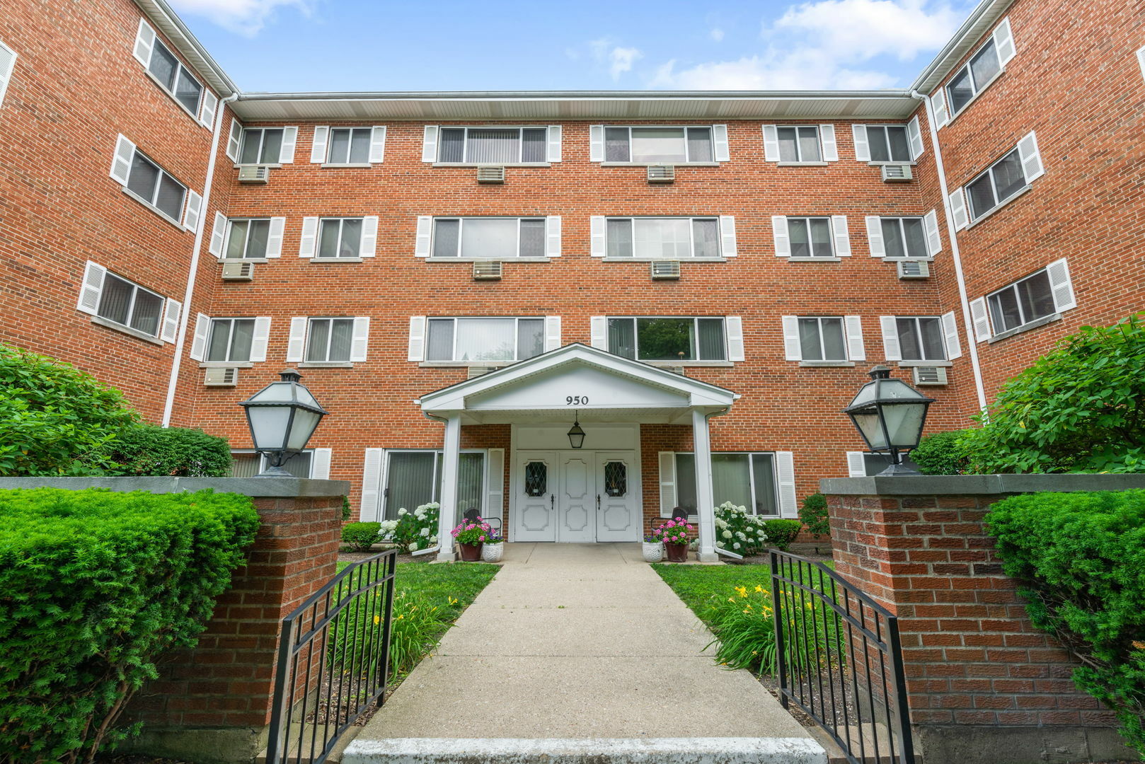Property Photo: 950 Washington Boulevard 206 IL 60302