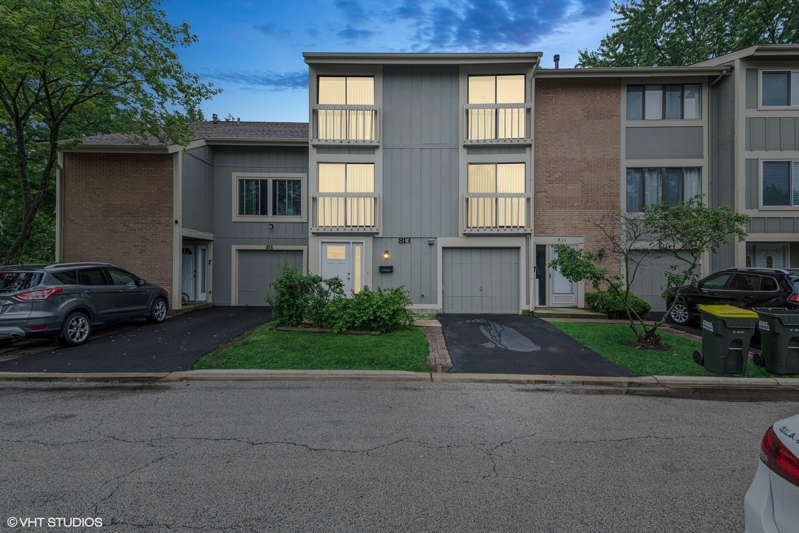 Property Photo: 813 Shawnee Trail IL 60172