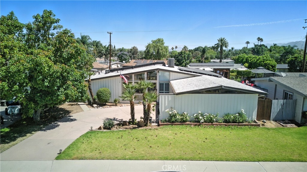 951 W Olive Street  Corona CA 92882 photo