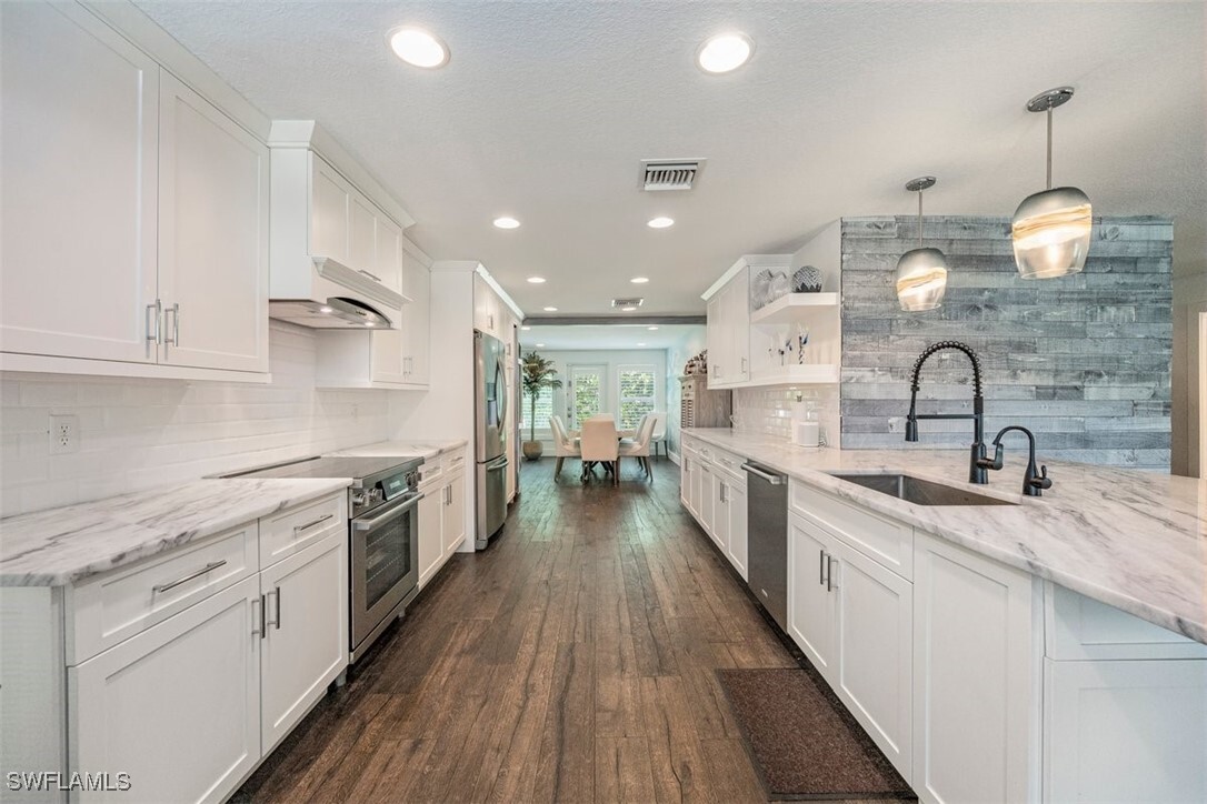 Property Photo: 1129 8th Terrace N FL 34102