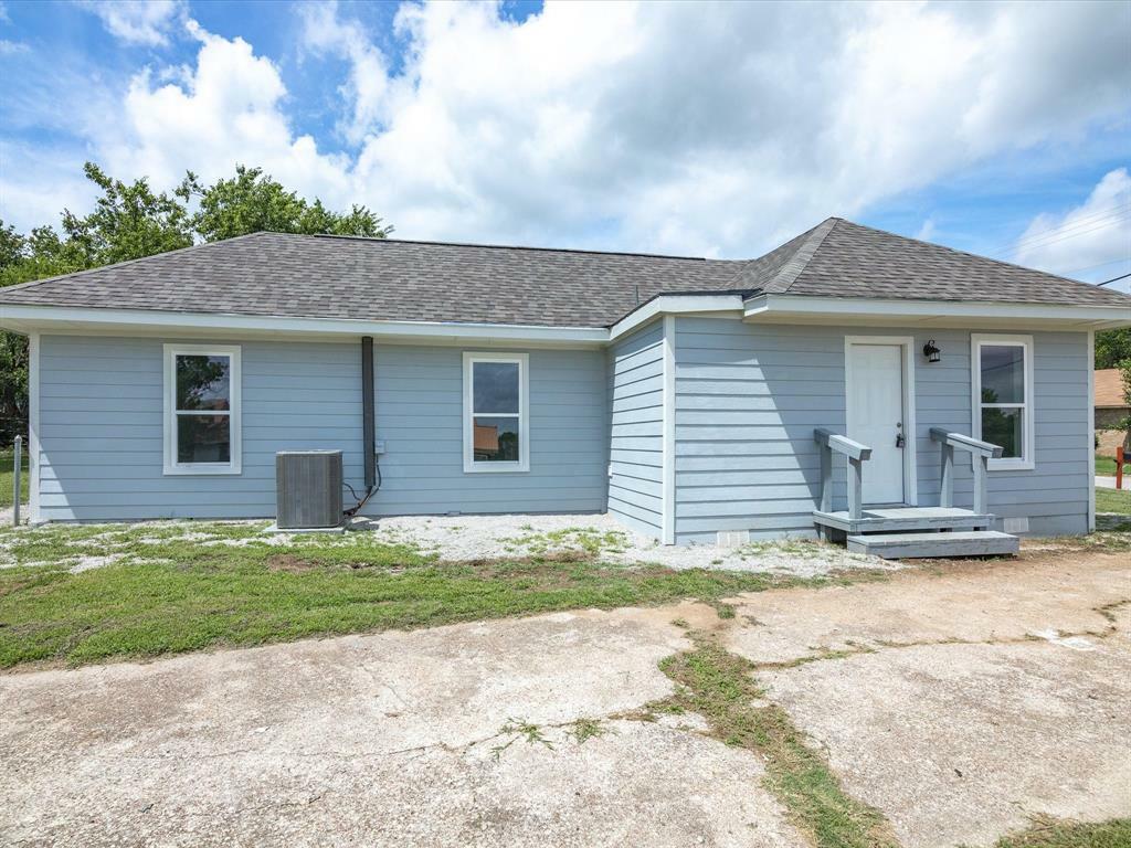 Property Photo: 207 N Mill Street TX 76230