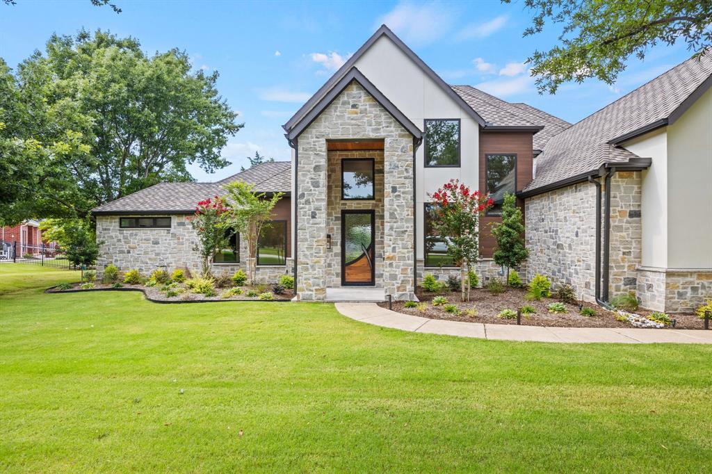 Property Photo: 2000 Warwick Crescent Court TX 76226