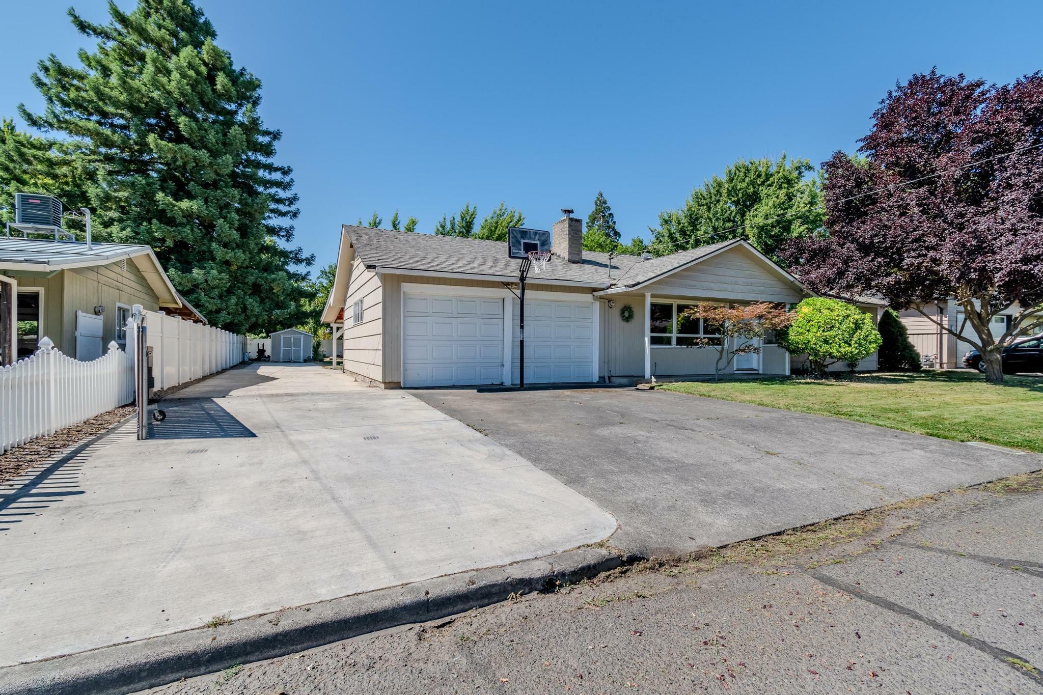 Property Photo: 104 Windsor Way OR 97502