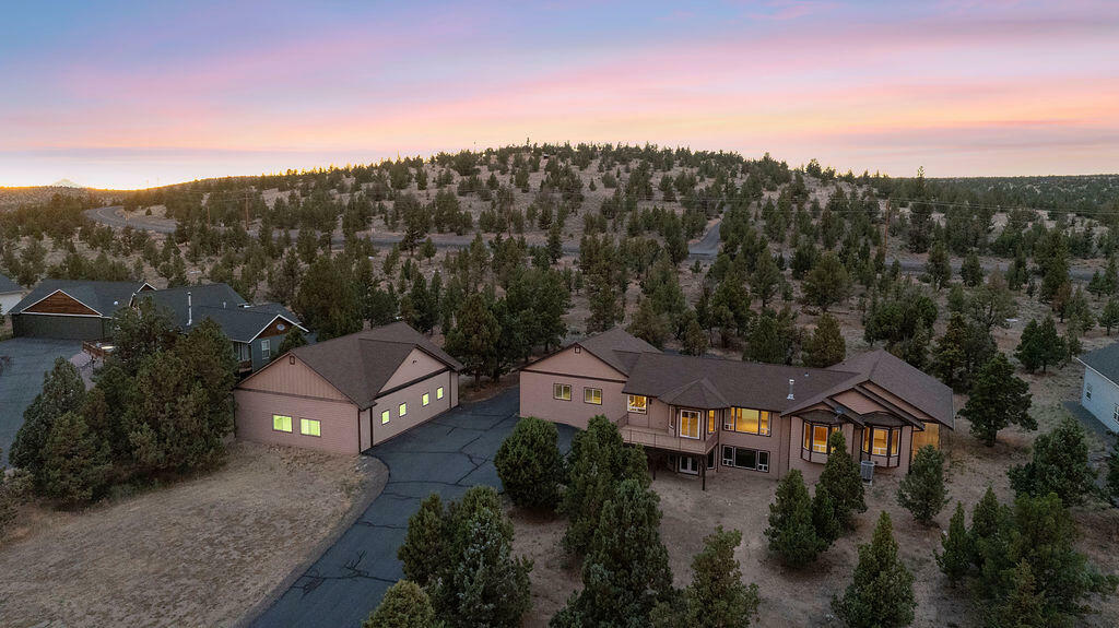 Property Photo: 2263 SE Landings Way OR 97754