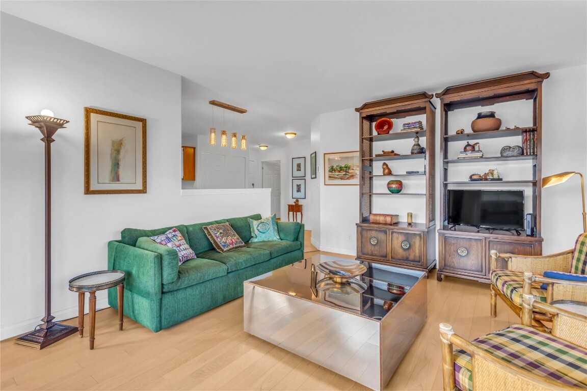 Property Photo: 680 Doyle Avenue 101 BC V1Y 9S2