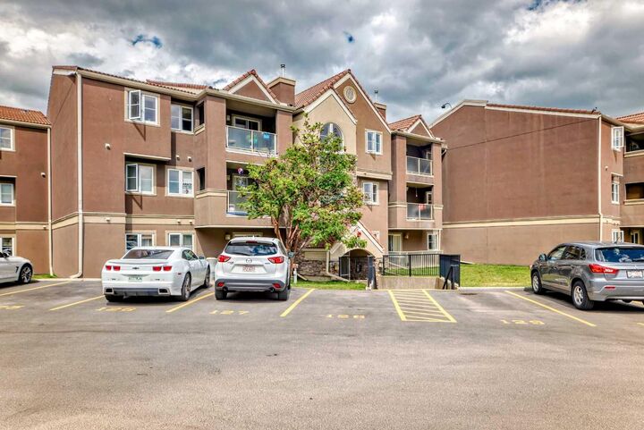 Property Photo: 2033 Edenwold Heights NW 33 AB T2A 3Y2