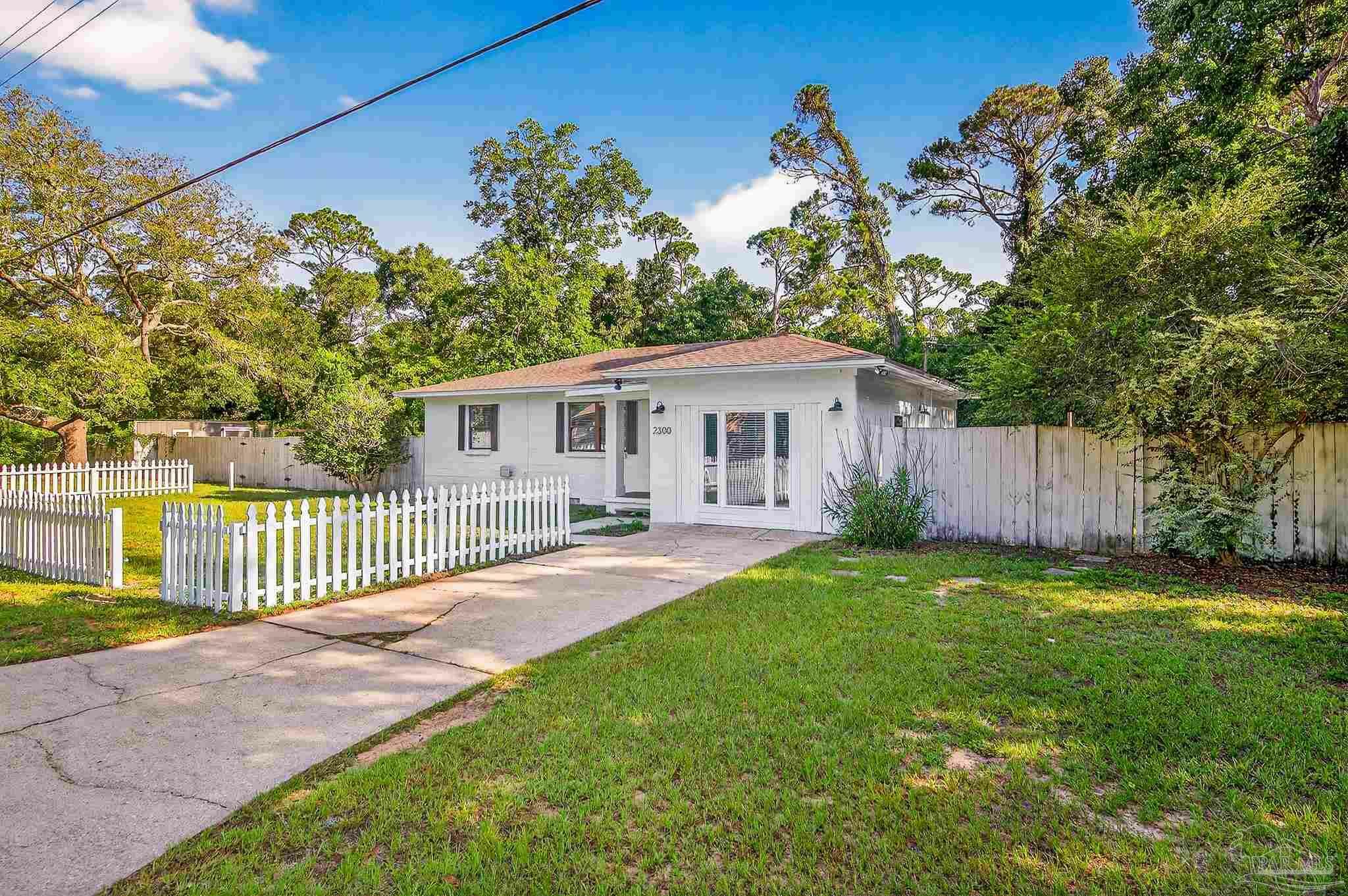 Property Photo: 2300 Grundy St FL 32507