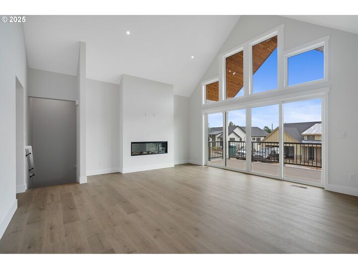 Property Photo: 483 Meadows Dr OR 97130