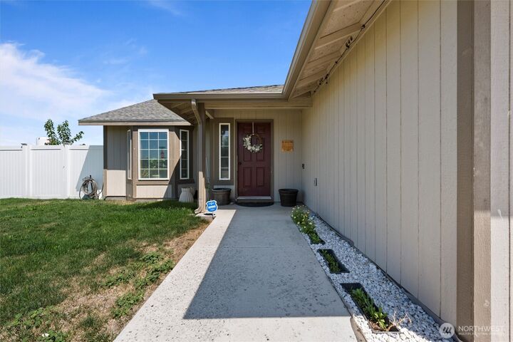 Property Photo:  925 S 11th Avenue  WA 99344 