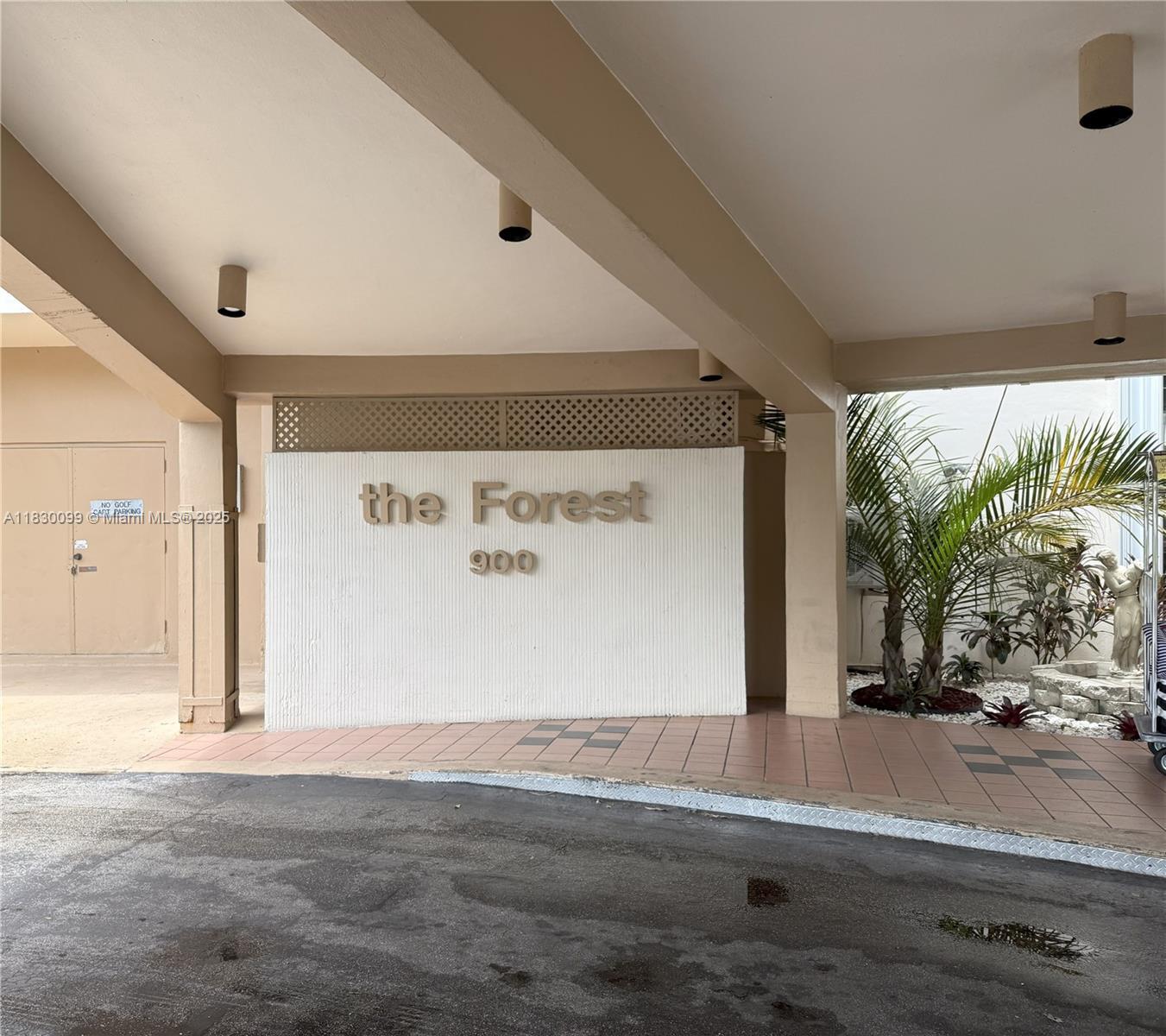 Property Photo: 900 Saint Charles Pl L6 FL 33026