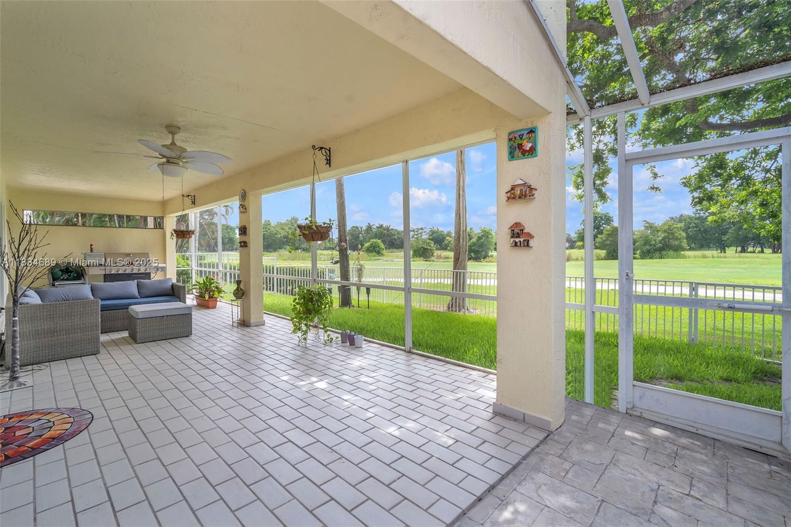 Property Photo: 1211 E Wilshire Cir FL 33027