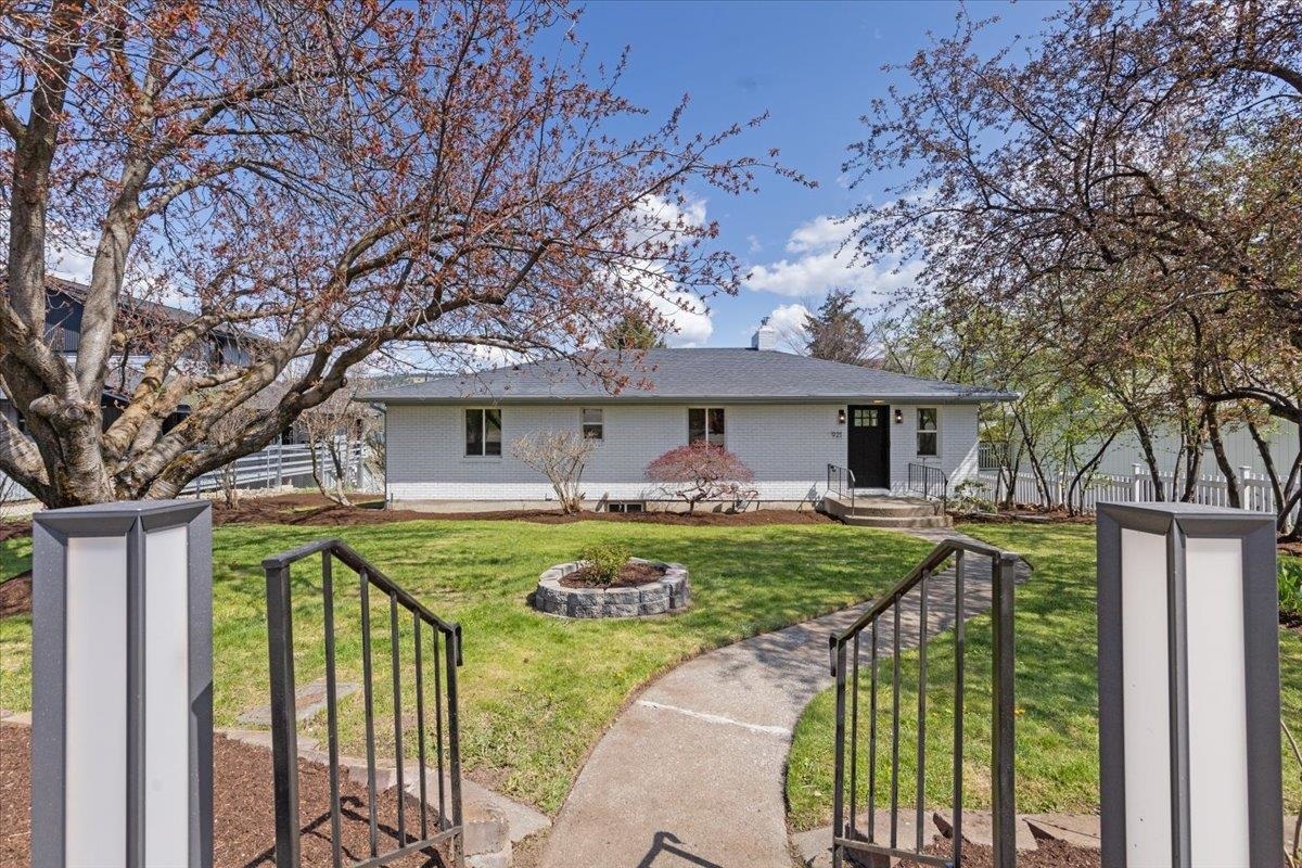 Property Photo: 921 S Wright Blvd WA 99019