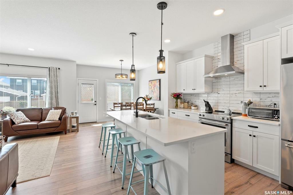 Property Photo: 674 Fast Crescent SK S7W 0X1