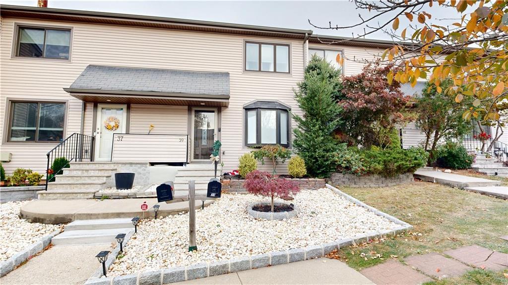Property Photo:  39 Hemlock Court  NY 10309 