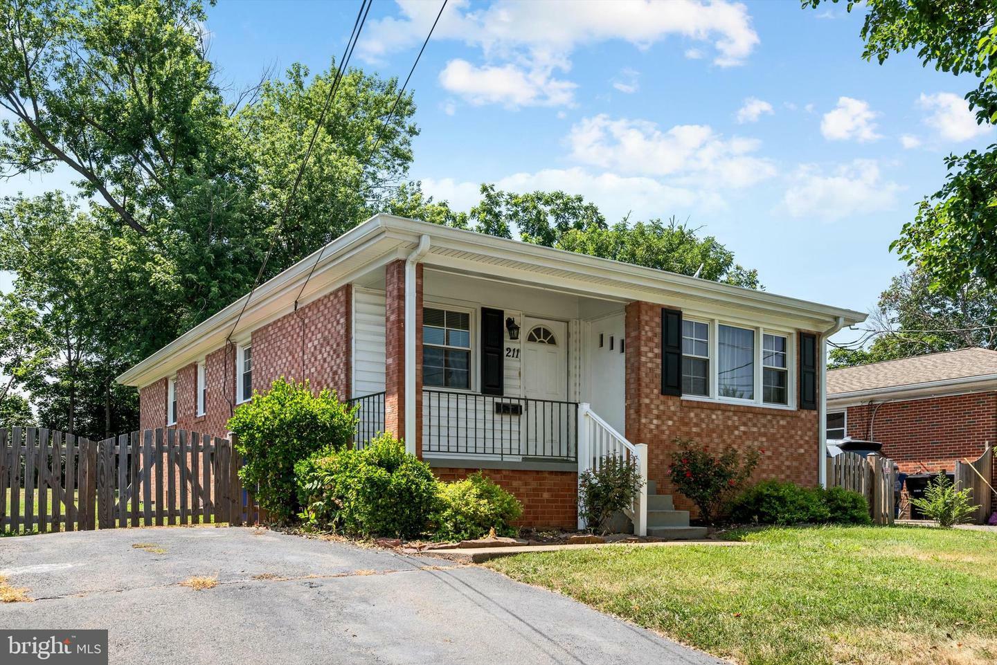 211 Catoctin Circle NE  Leesburg VA 20176 photo