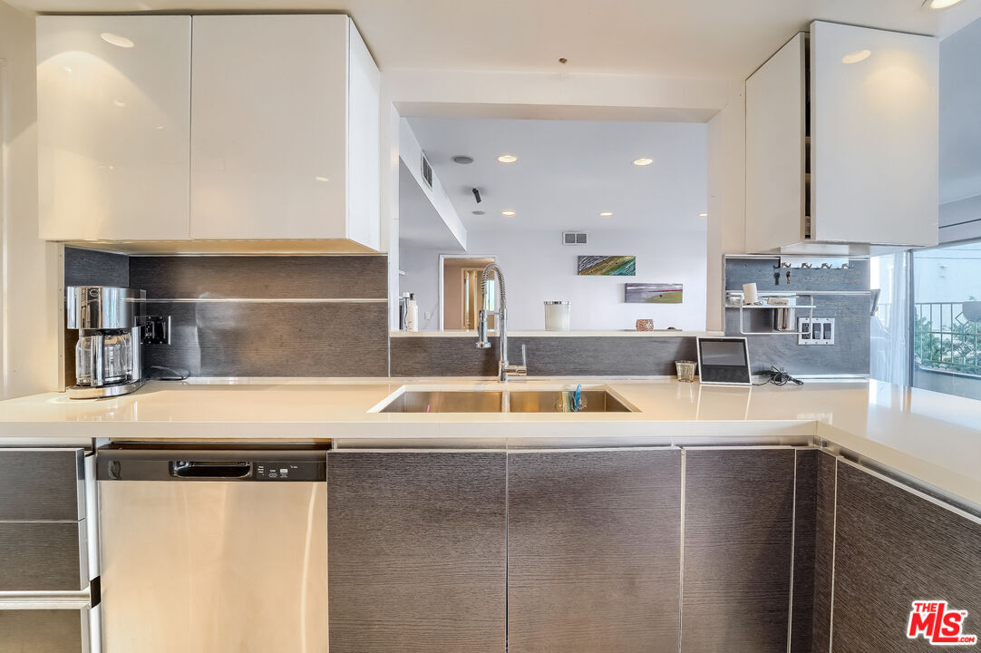 Property Photo: 910 S Holt Ave CA 90035