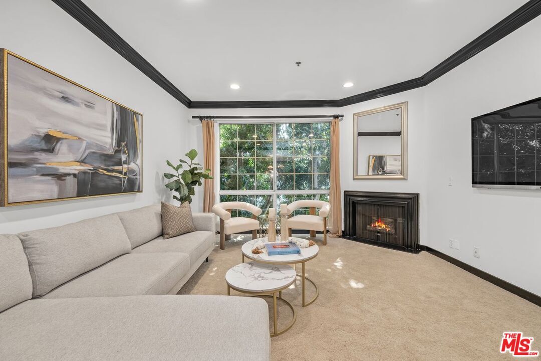 Property Photo: 585 N Rossmore Ave CA 90004