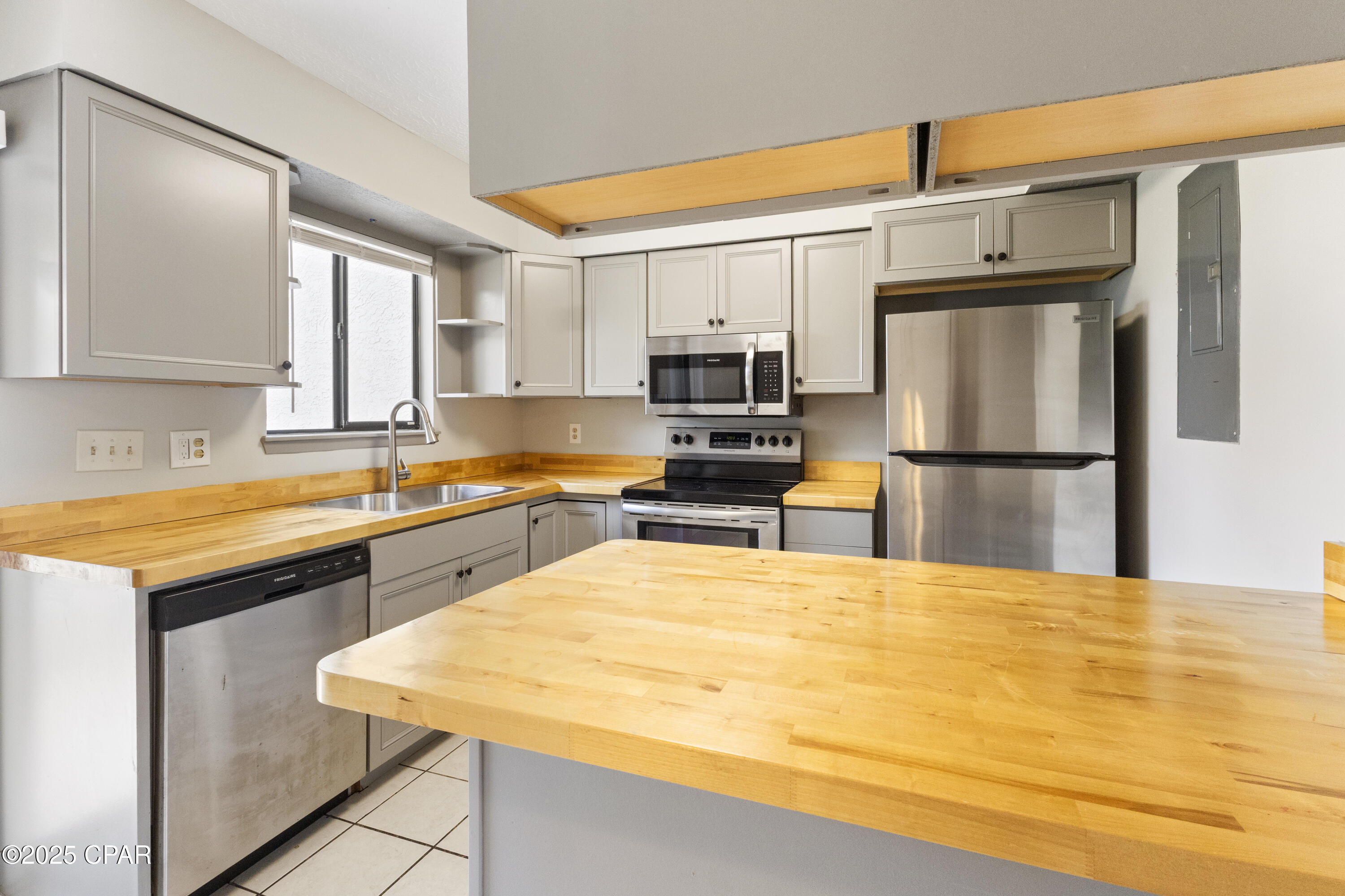 Property Photo: 428 Venetian Way FL 32405