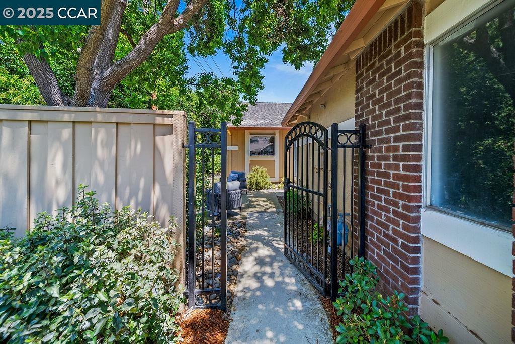 Property Photo: 672 Savoy Ct CA 94598
