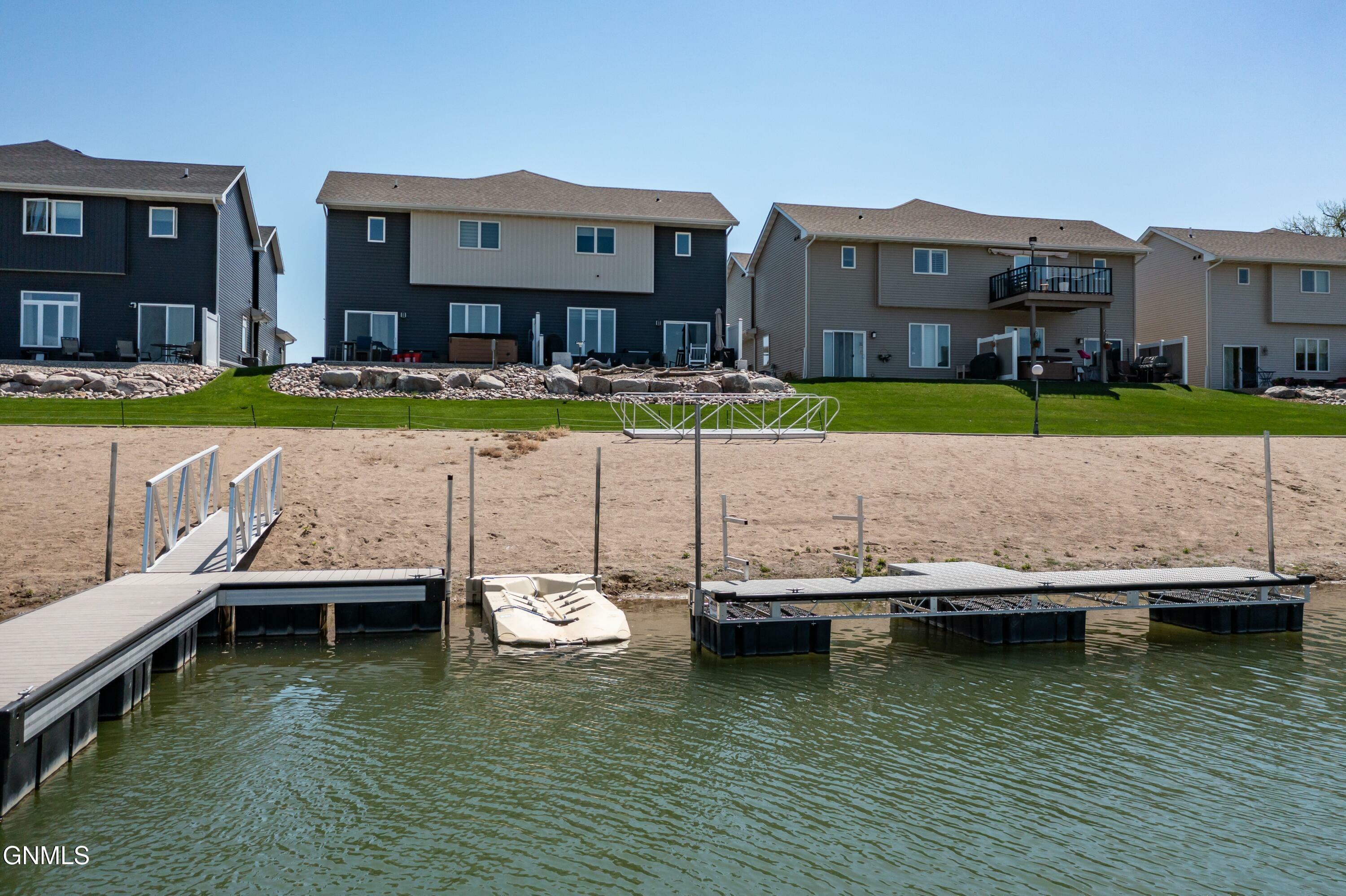 2435 Waterpark Loop SE  Mandan ND 58554 photo