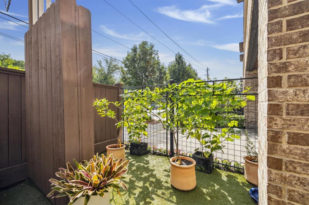 Property Photo: 1422 Rosedale Street TX 77004