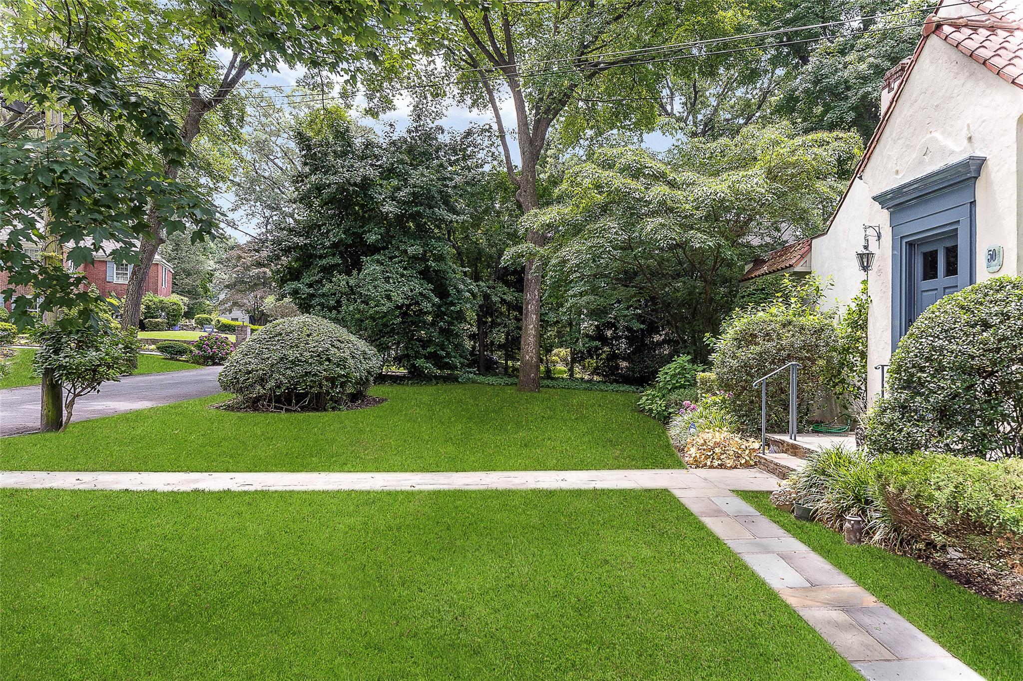 Property Photo:  50 Parkway W  NY 10552 