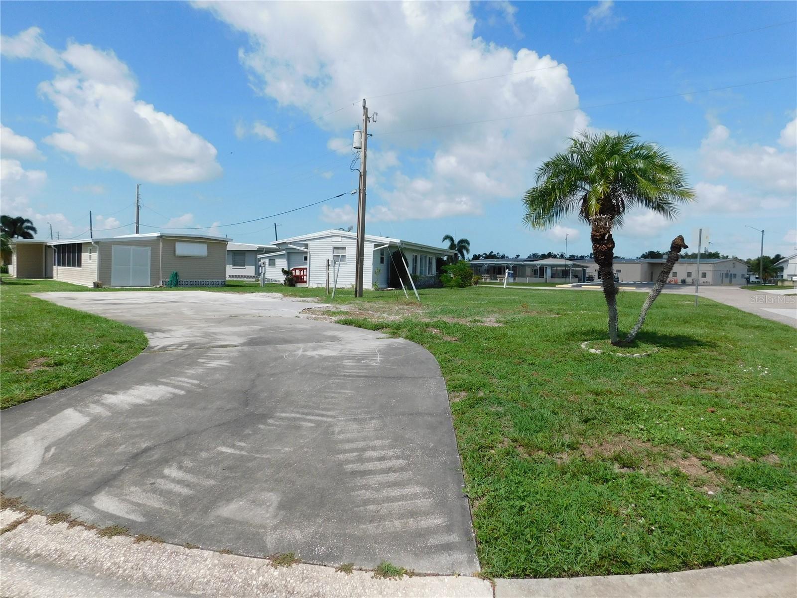 Property Photo: 1205 43rd Avenue Drive E FL 34222