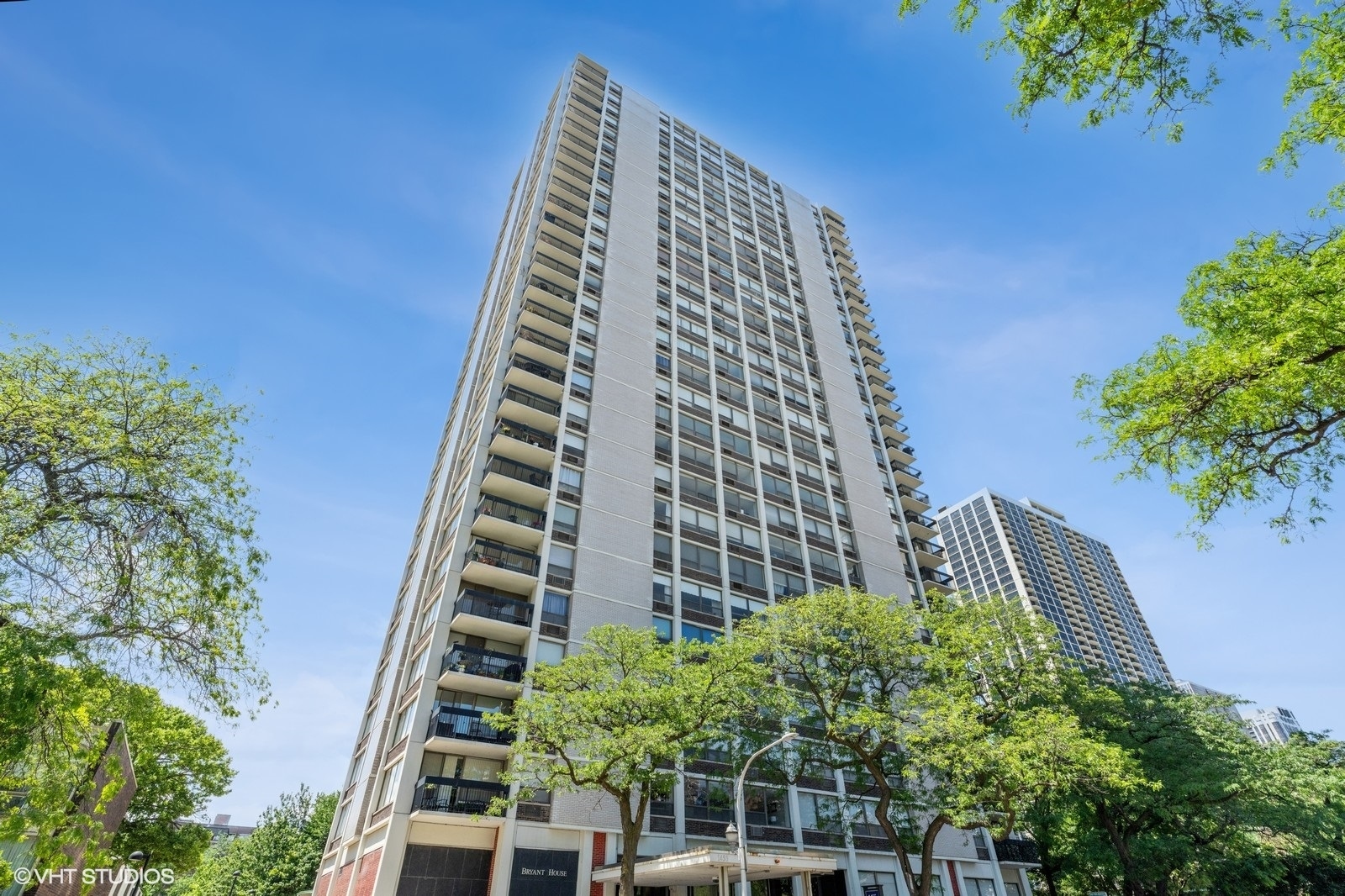 Property Photo: 1455 N Sandburg Terrace 204 IL 60610
