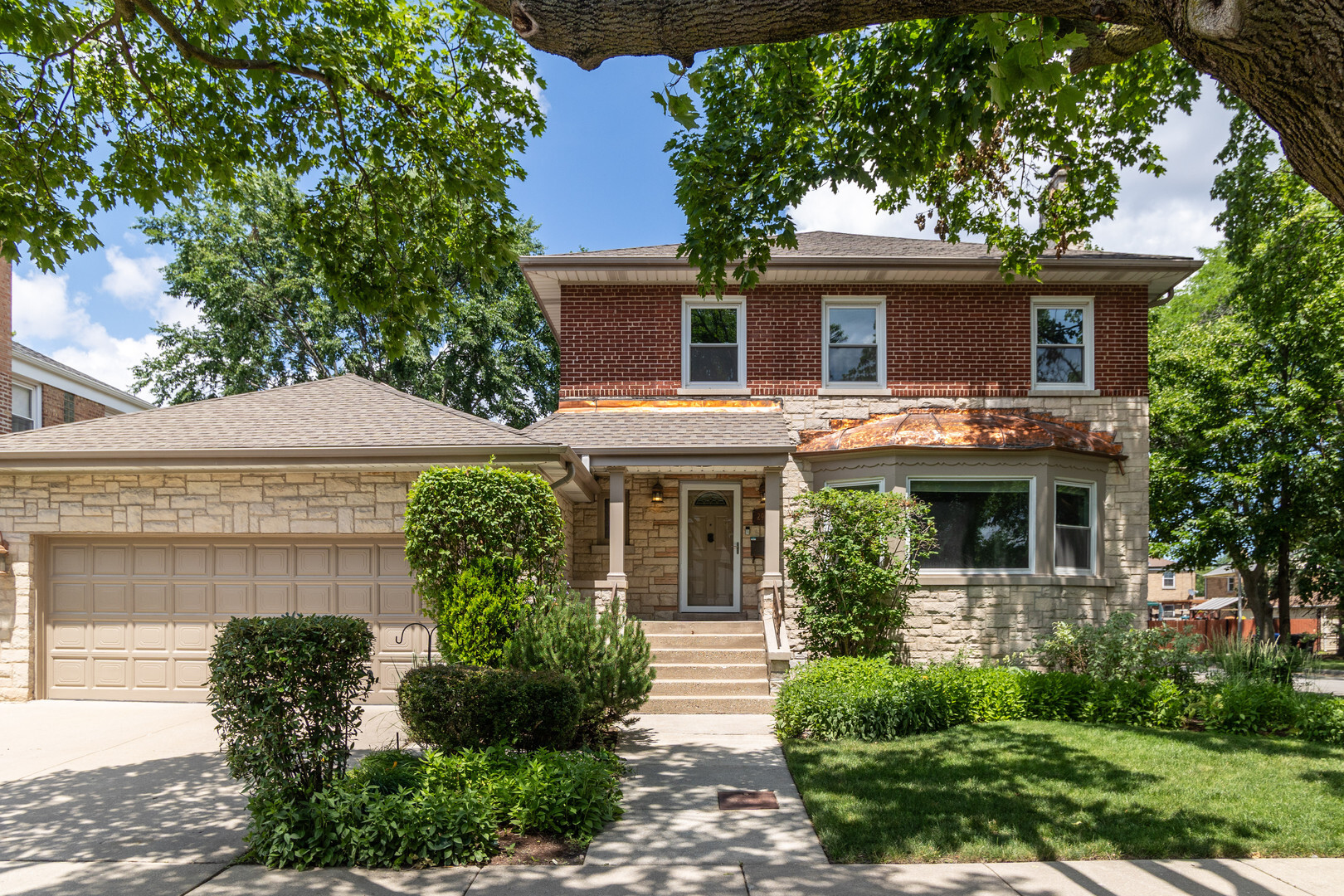 Property Photo: 2900 W Birchwood Avenue IL 60645