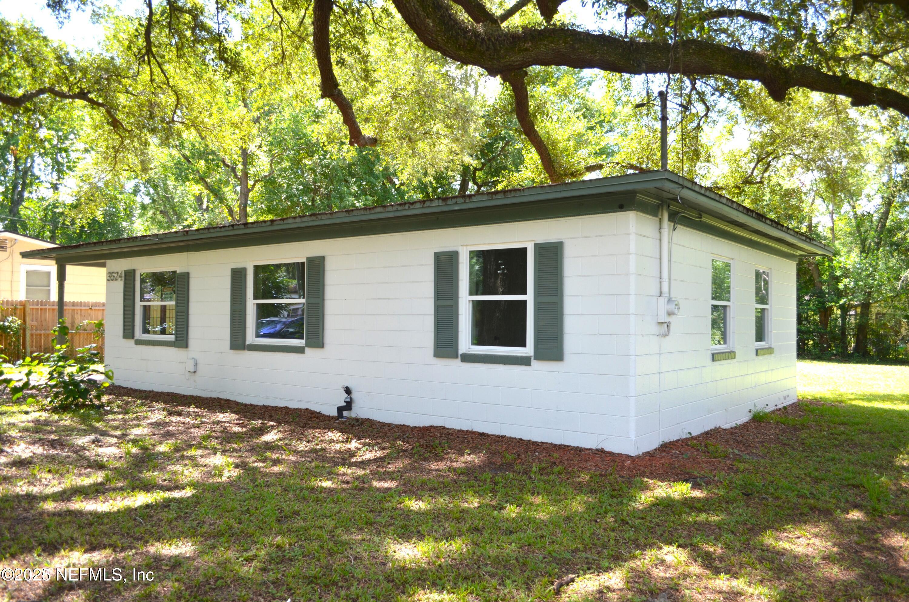 Property Photo: 3524 Centerhill Drive N FL 32254