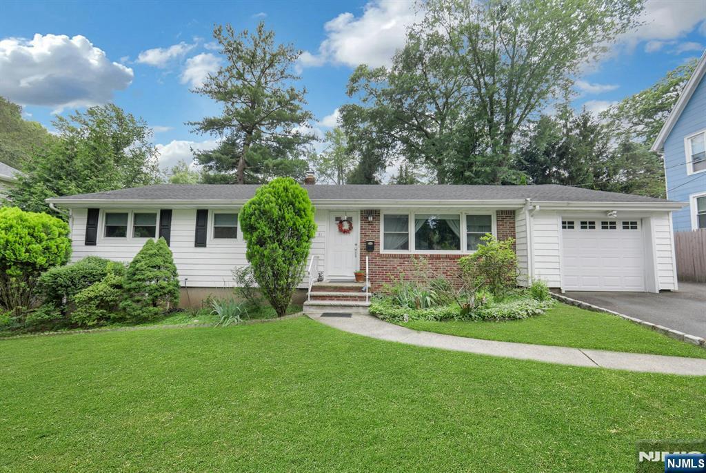 31 Hardenburgh Avenue  Demarest NJ 07627 photo