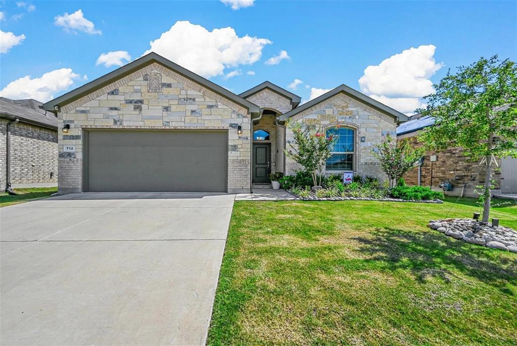Property Photo: 712 Shepperton Way TX 76247