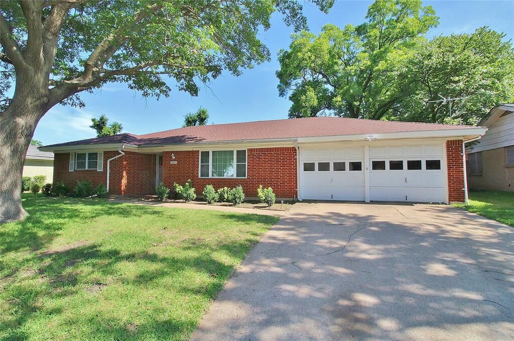 Property Photo: 1217 Lyric Drive TX 76134