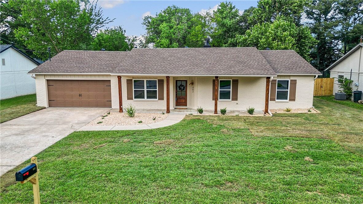 Property Photo:  402 SW 11th Street  AR 72712 