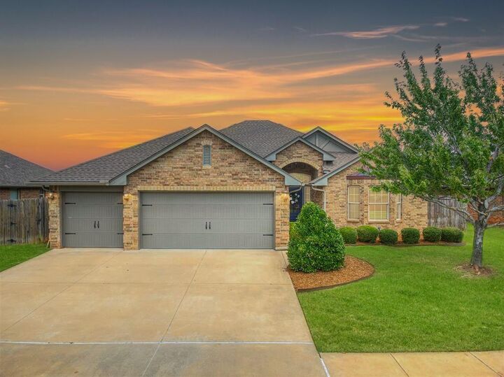 Property Photo:  15504 Homecoming Drive  OK 73013 